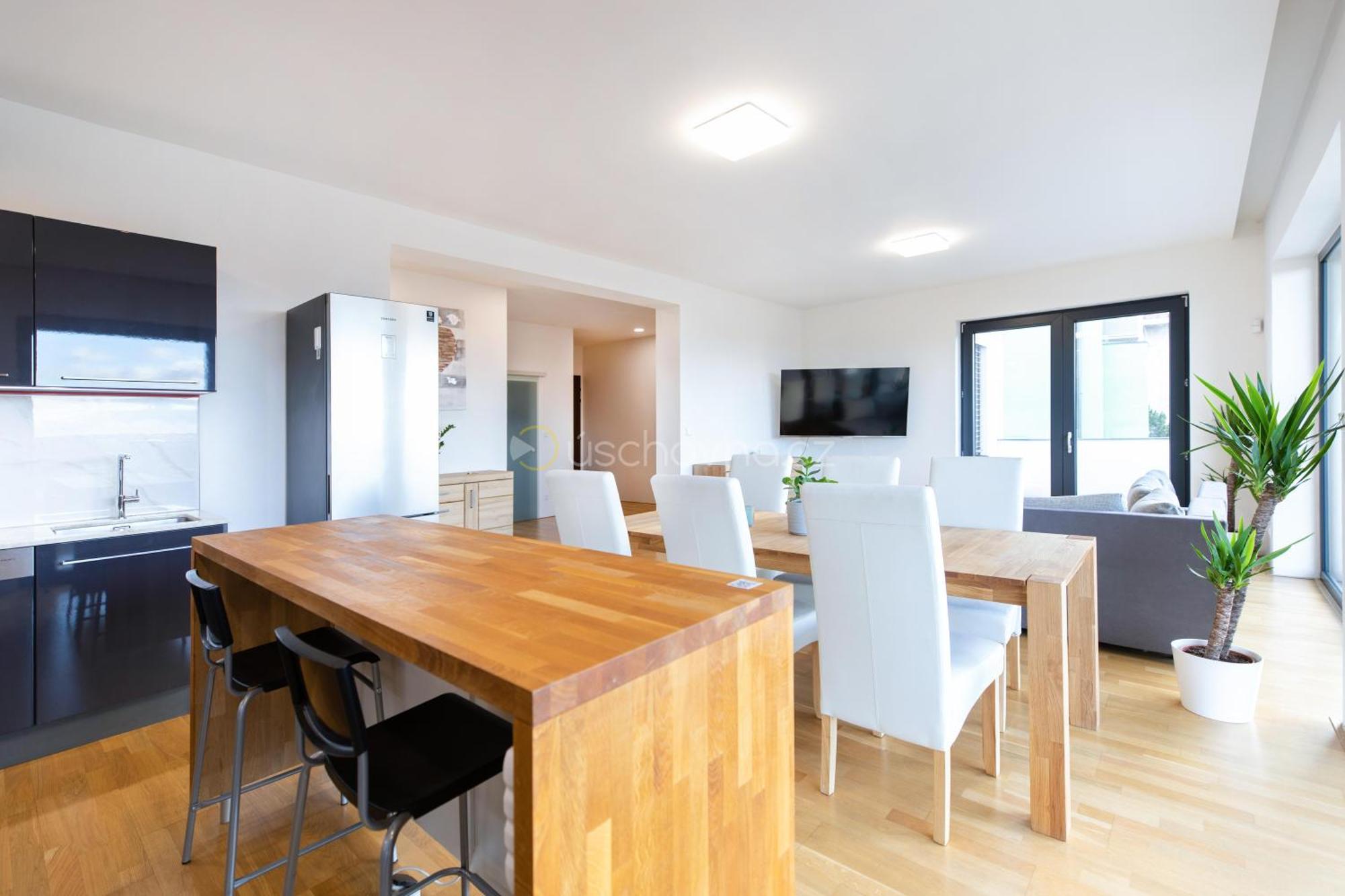 Airport Luxury Apartment & Spa Praga Esterno foto