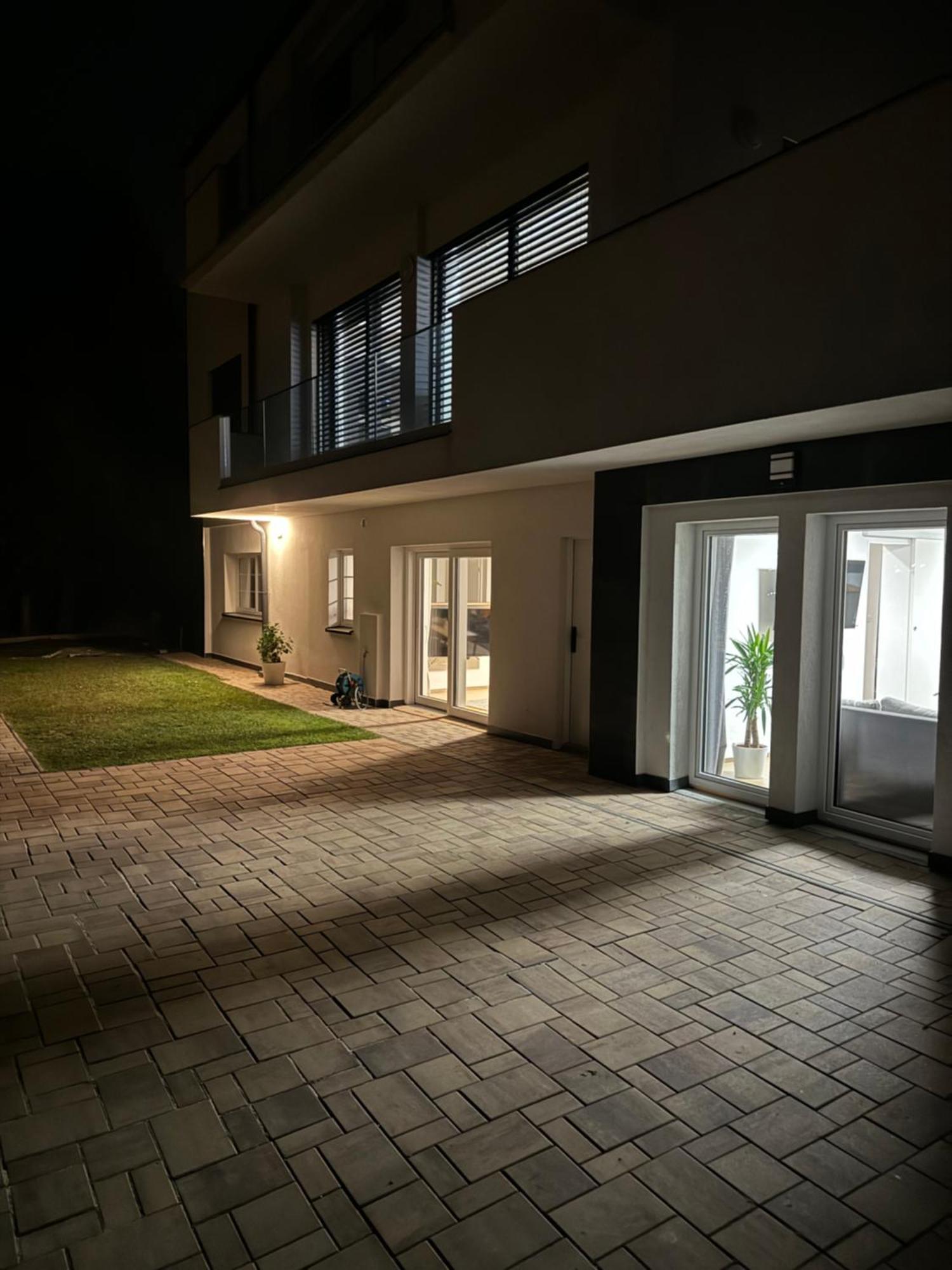 Airport Luxury Apartment & Spa Praga Esterno foto