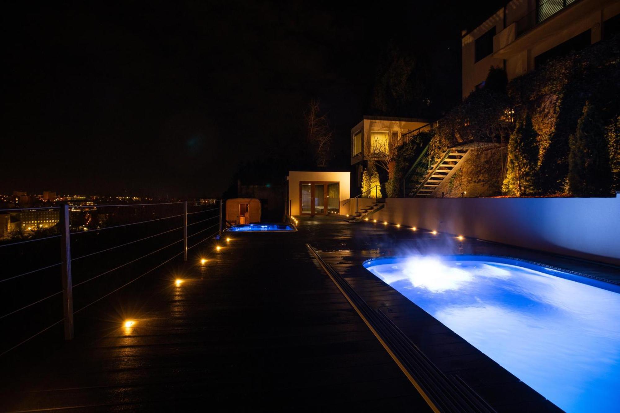 Airport Luxury Apartment & Spa Praga Esterno foto