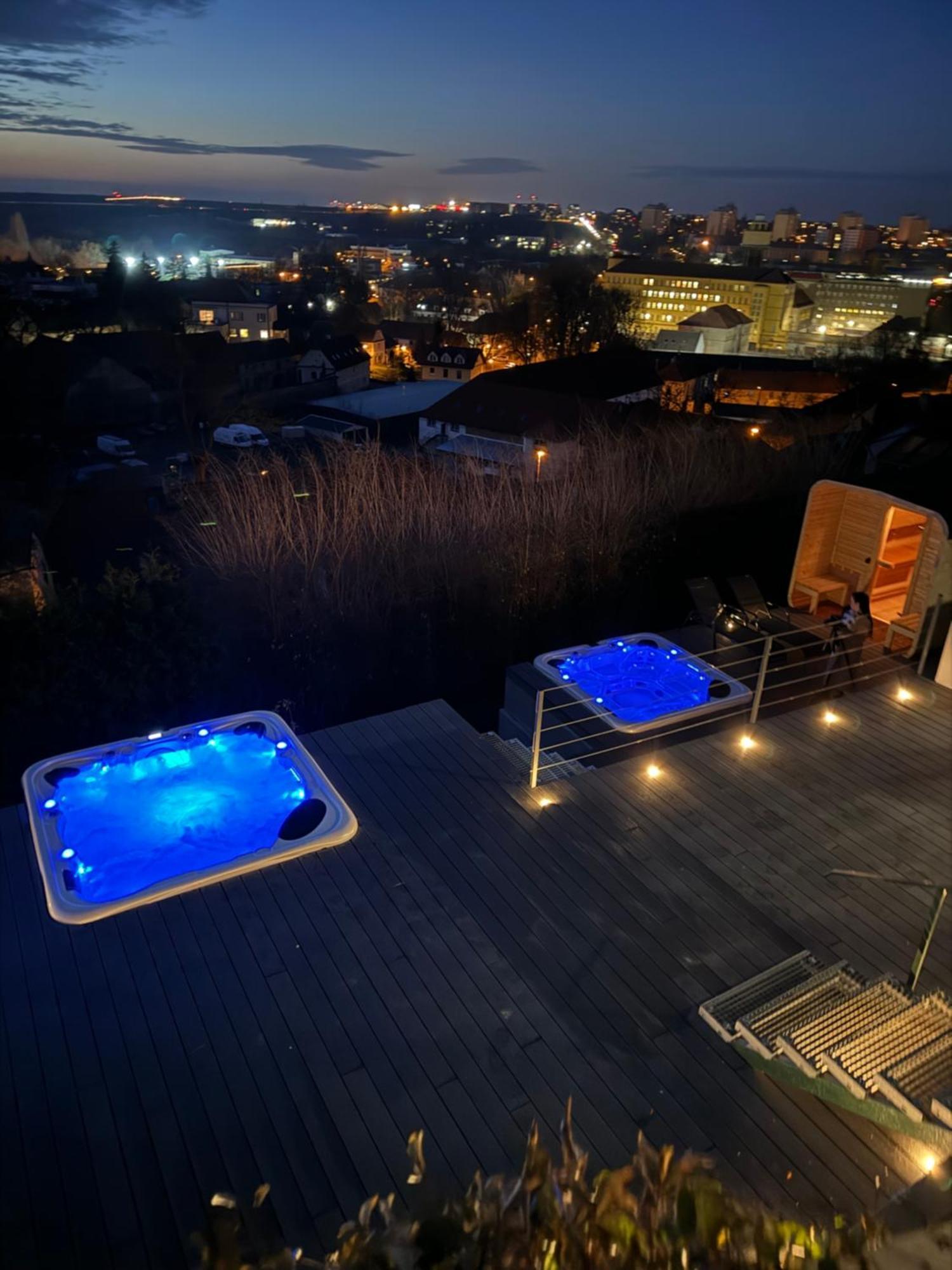 Airport Luxury Apartment & Spa Praga Esterno foto