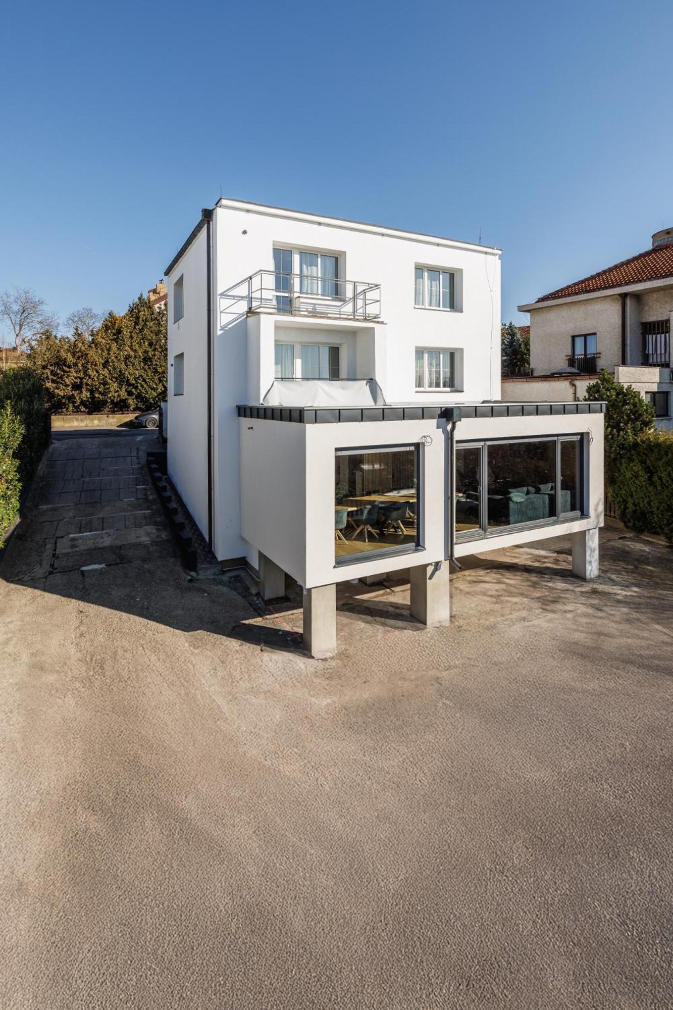 Airport Luxury Apartment & Spa Praga Esterno foto