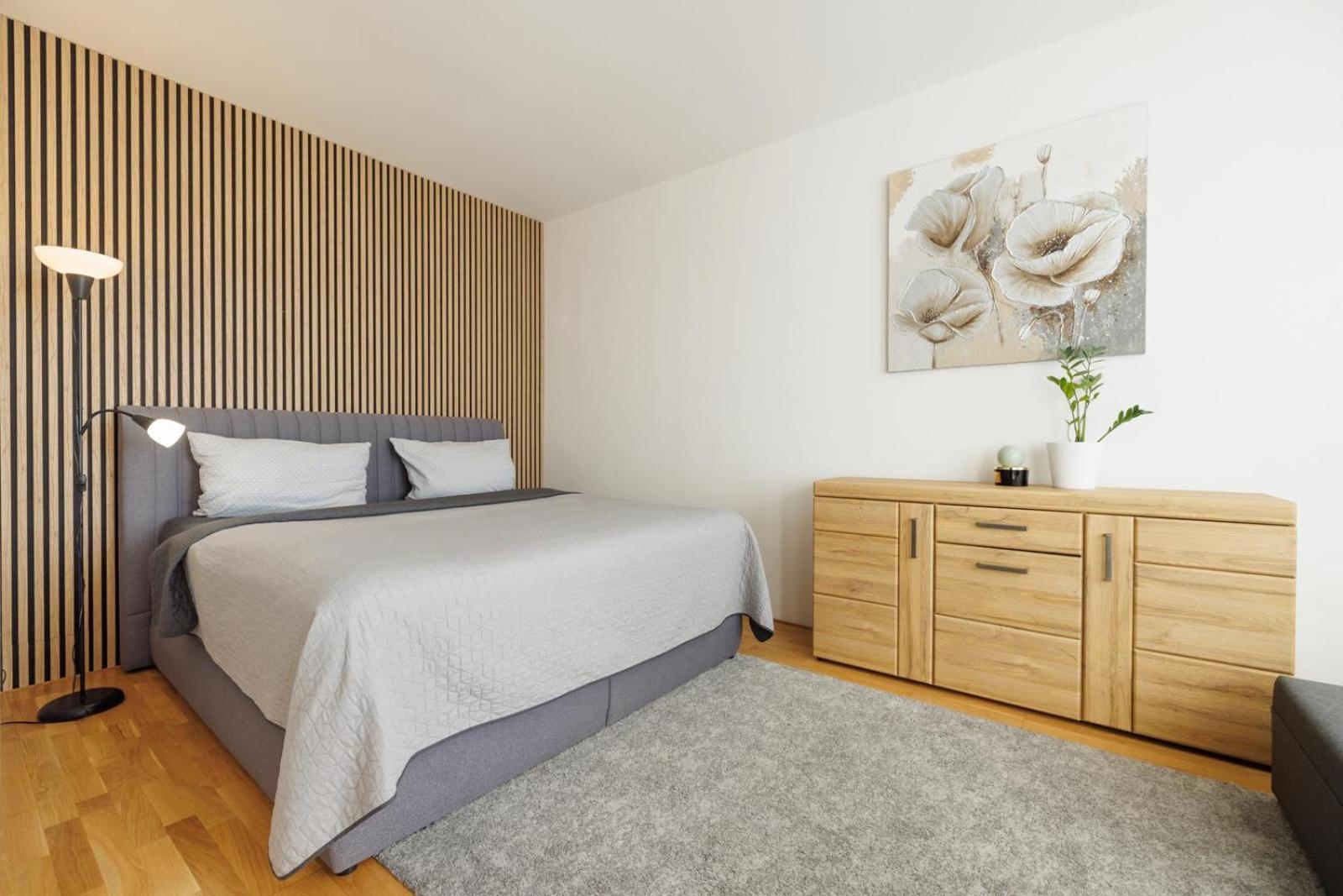 Airport Luxury Apartment & Spa Praga Esterno foto