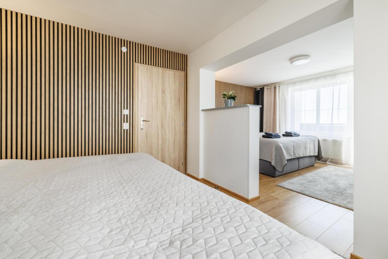 Airport Luxury Apartment & Spa Praga Esterno foto