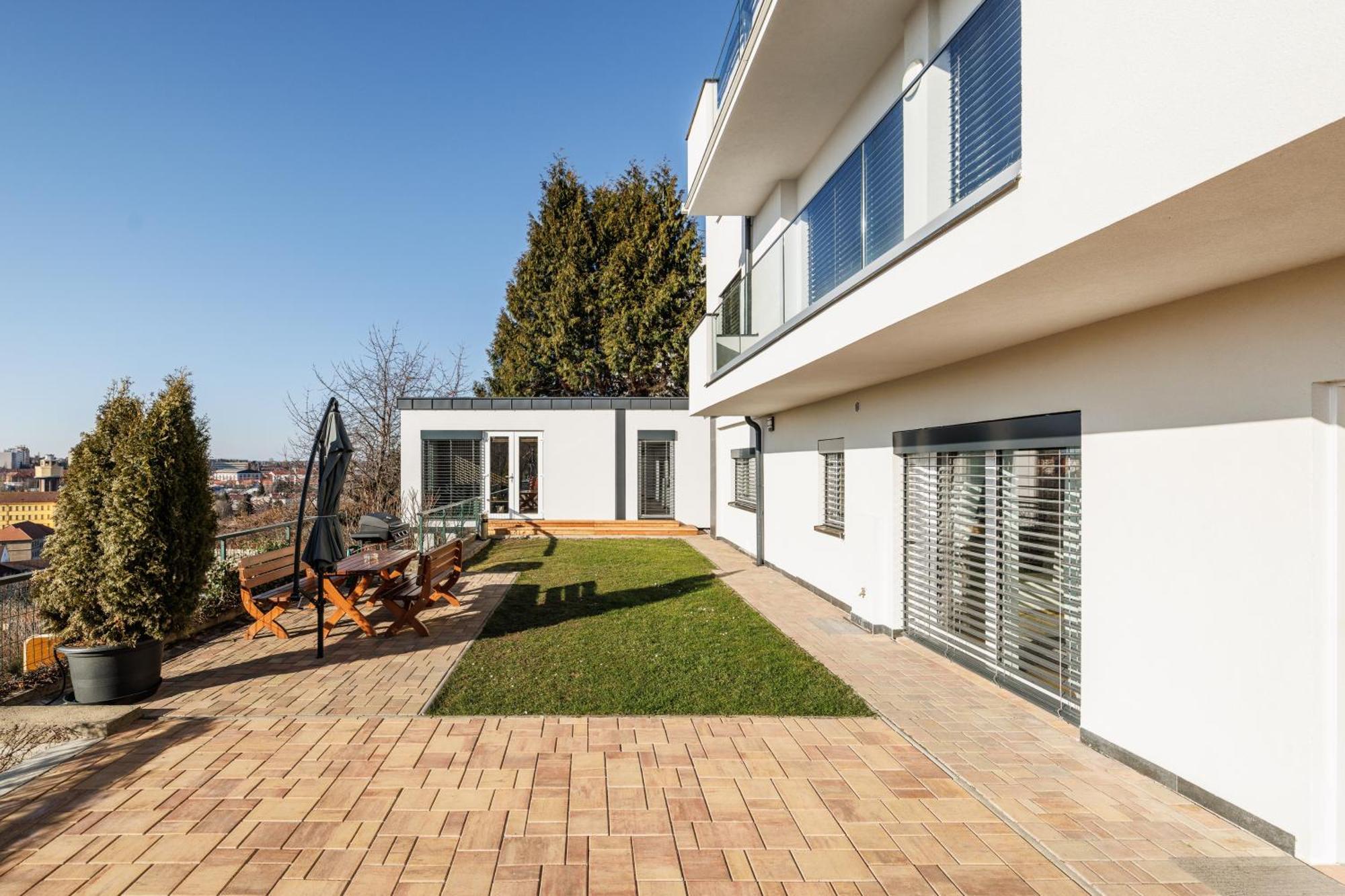 Airport Luxury Apartment & Spa Praga Esterno foto