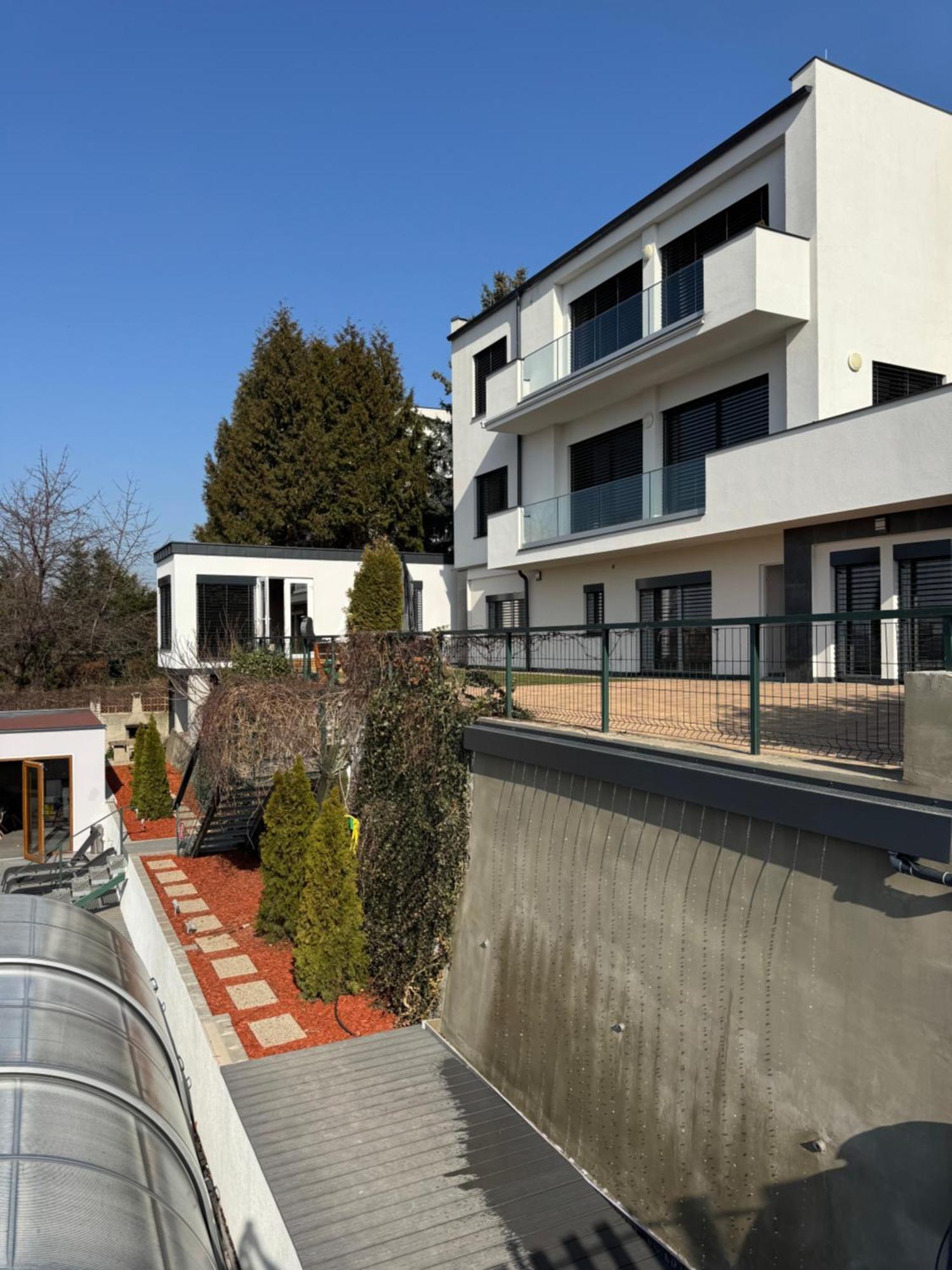Airport Luxury Apartment & Spa Praga Esterno foto