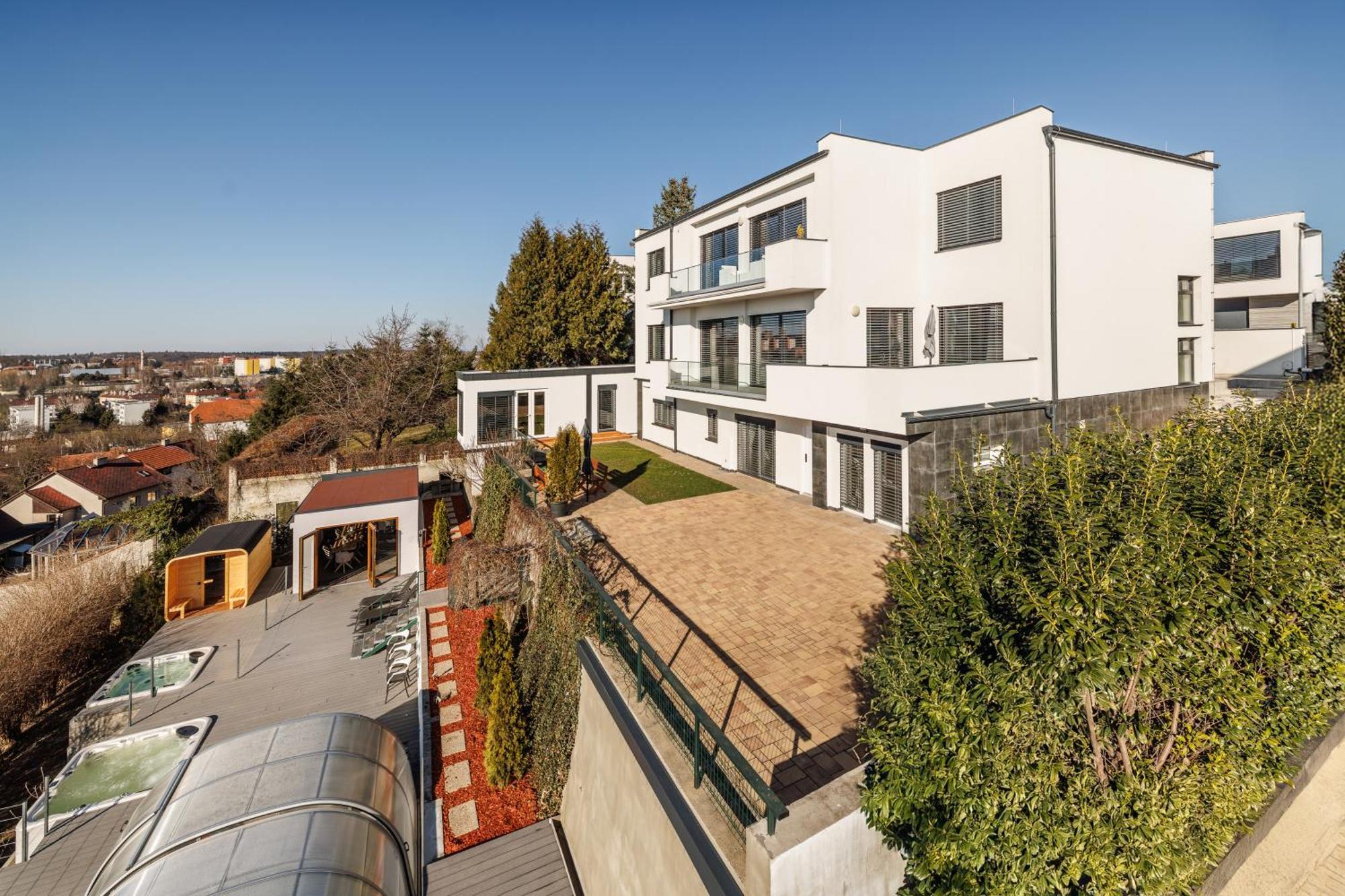 Airport Luxury Apartment & Spa Praga Esterno foto