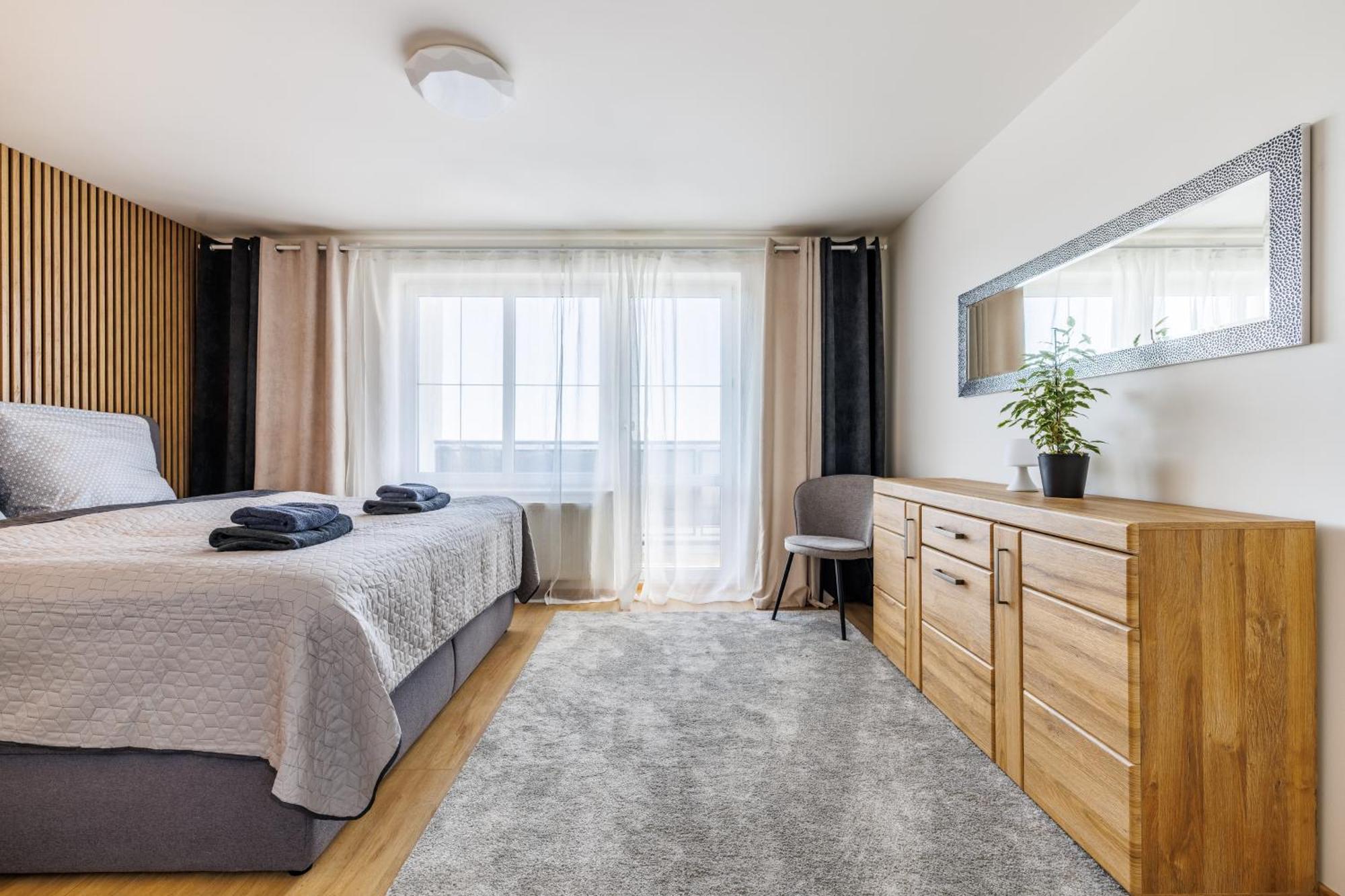 Airport Luxury Apartment & Spa Praga Esterno foto