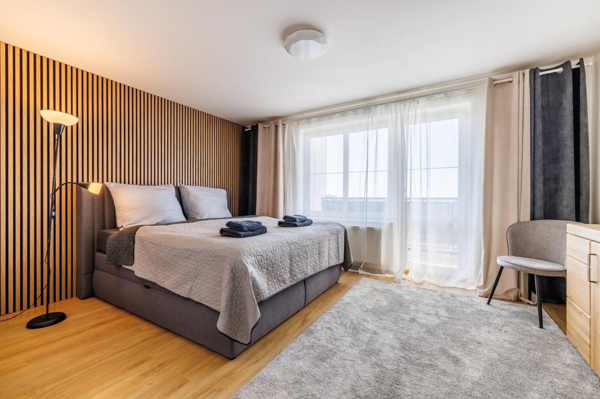 Airport Luxury Apartment & Spa Praga Esterno foto