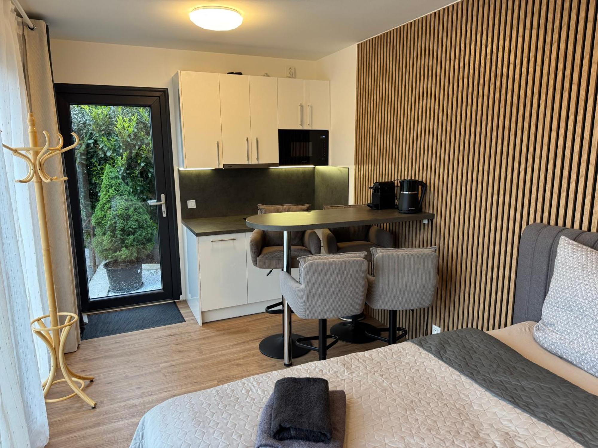 Airport Luxury Apartment & Spa Praga Esterno foto